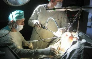операция по удалению щитовидной железы через подмышечную область.